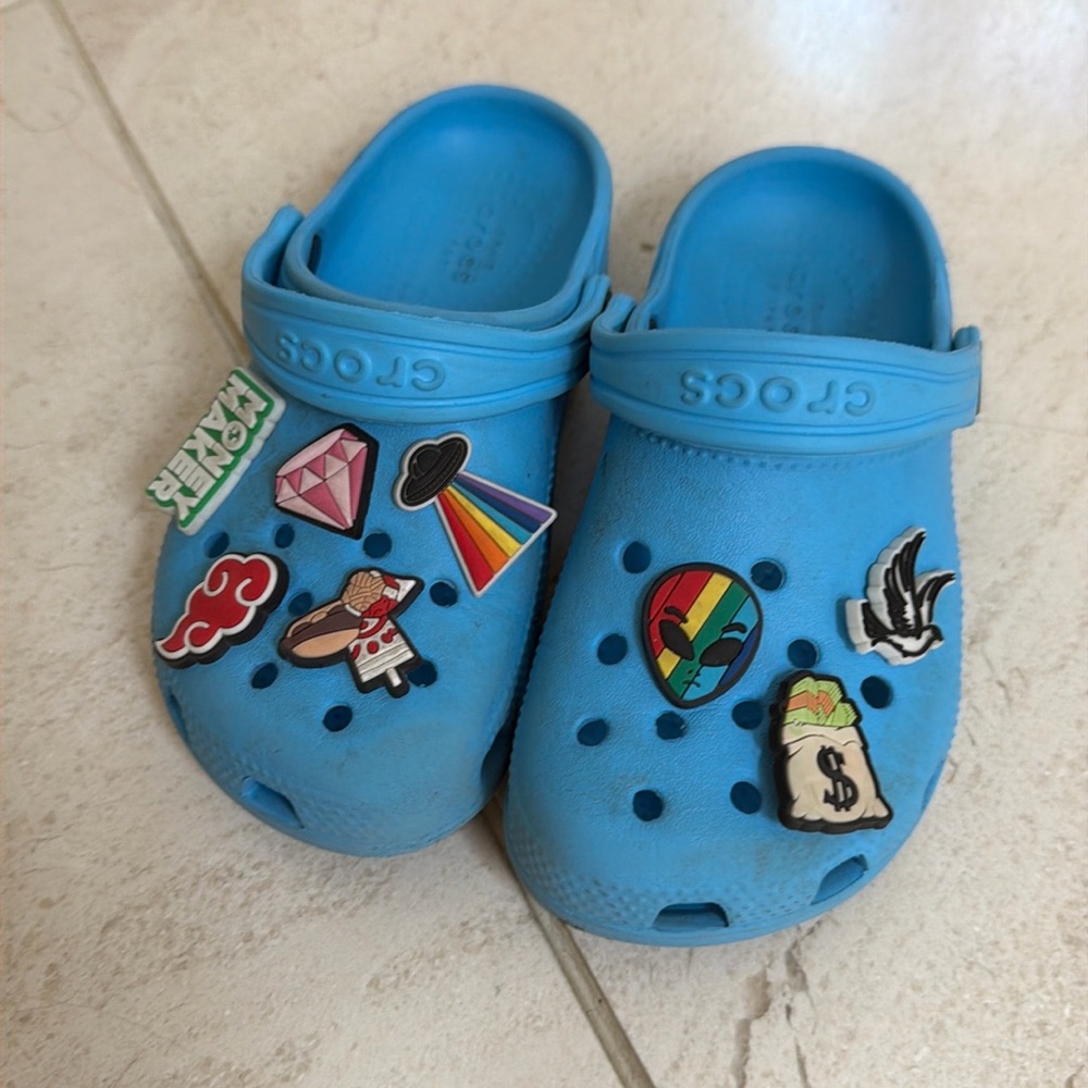Kids crocs with pins size 11